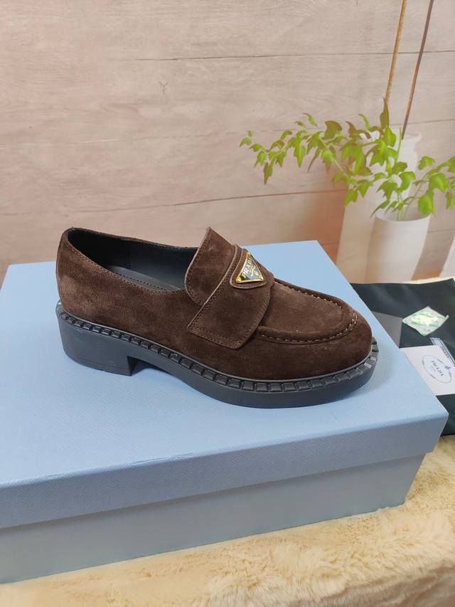 顶级版本普拉达 Prada 2024情侣款 普拉达 Prada 乐福鞋增高小皮鞋火爆登场，原板复制！油边工艺～完美无瑕！采用高级感满满的开边珠小牛皮做鞋面，真正